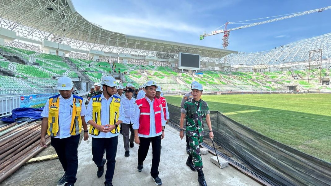 menko_pmk_tinjau_progres_pembangunan_arena_jelang_pon_xxi_acehsumut_2024_840x576