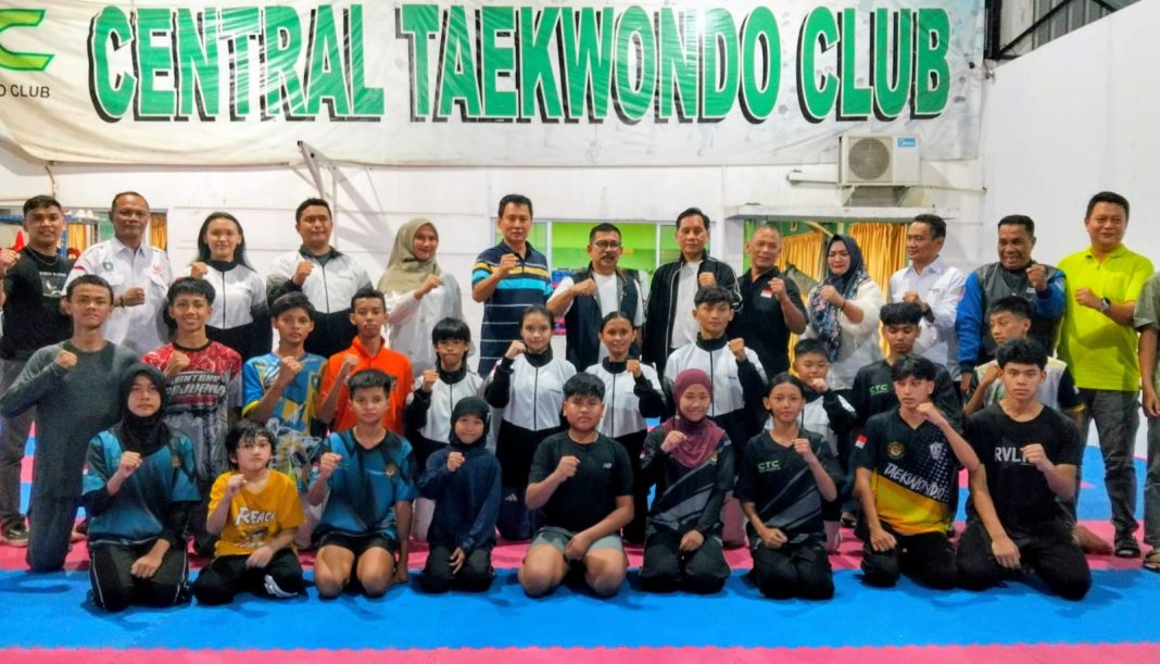 Peserta yang akan mengikuti Kejurnas di Samarinda bersama Ketua Umum KONI Kepri Usep RS SE didampingi Ketua Bidang Media Humas dan Publikasi Heru Mardianto), Ketum Taekwondo Indonesia Kepri Kosasi Sumarli SE serta jajaran pelatih